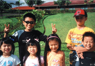 Cousins Kailey, Tatiana and Anika Chang, Shane and Reece Goo and Pono Christianson enjoy time together at Dole Plantation. Photo from Amy Guigui.