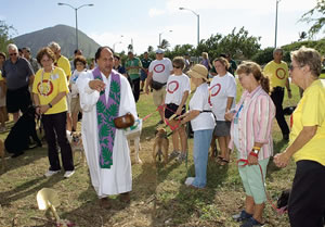 The Rev. Kordell Kekoa offers a traditional blessing Oct. 25 during groundbreaking on the site of the future Hawaii Kai dogpark. Photo by Byron Lee, staff photographer.