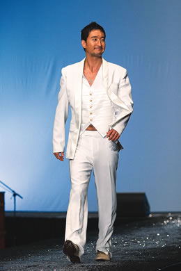 Shin Hyun Joon (celebrity guest model): white silk three-piece suit
