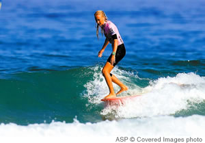 Schuyler McFerran (Encinitas, Calif.) claims her victory as the new ASP Women’s World Longboard champion at Biarritz, France July 8