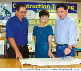 BIA president Bill Paik studies a blueprint with Merle and Scott Higa of Robert M. Kaya Builders Inc.