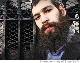 Matisyahu wears the long beard of Orthodox Jews