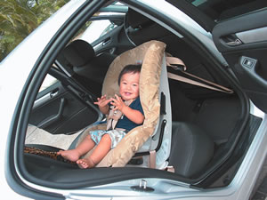 Happy Koen in his car seat