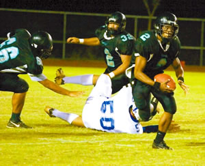 Aaron Santiago (right) gets away from a Kailua defender. Photo from ReplayImages LLC.