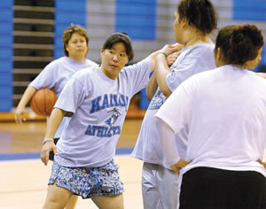 Ramona Takahashi of Kailua coaches her Surfrider team, which meets Campbell in a key game Friday night on Sabers’ turf. Photo by Byron Lee