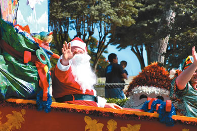 Santa Claus comes to Kaneohe town
