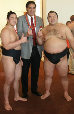 Byuzan and Sonoda of Musashigawa Beya (stable) pose with Mayor Mufi Hannemann
