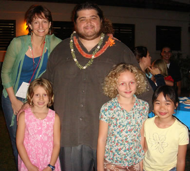 Jorge Garcia with fans Aubrey, Madeline and Kelly Hawk, and Saige Fong