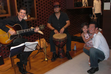 Jeff Peterson and DeShannon Higa perform while KGMB9 weather anchor Guy Hagi and daughter Alia watch