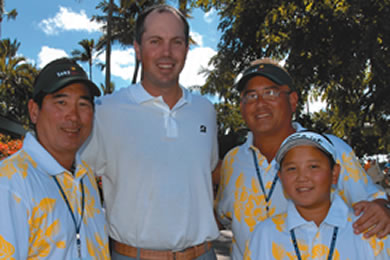 Golf fans Cory Nakama, Kenji Akasaki and Jan Nakama with Matt Kuchar 