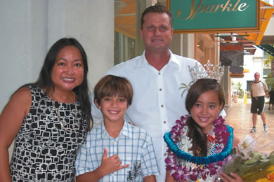 Hawaii's Miss 2009 Grand Queen Amber Aduja with mom Melodie Aduja, brother William Aduja and dad Lee