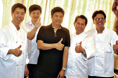  Qin Hua Wu, Yi Xing Liu, restaurant owner Alan Ho, Martin Yan and Kwok Wah Chan.