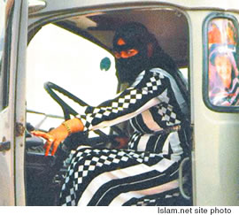 A veiled woman illustrates the problem of cop-stop of veiled drivers