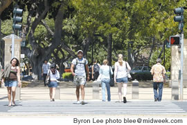 This busy crosswalk at UH-Manoa doesn’t allow students time to cross Dole Street — note the ‘don’t walk’ sign on the right
