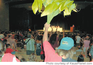 Protesters yelling at Gov. Linda Lingle on Kauai