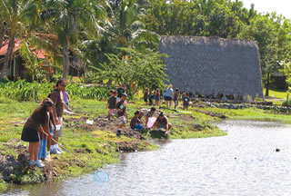 Students get a taste of the plantation days while fishing at Hawaii’s Plantation Village catchand-release fish pond. Photo courtesy of Hawaii’s Plantation Village.