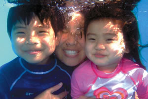 Keiki at Leahi Swim School enjoy their underwater experience. Photo by Billy Remular.