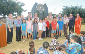 Attending a ceremony for the new He Pua Momi sculpture at Pearl Ridge Elementary are (back row, from left) Jonathan Johnson, BOE member Breene Harimoto, Sen. Clarence Nishihara, DOE superintendent Clayton Fujie, Ronald Yamakawa, BOE member Eileen Clarke, sculptor Nicholas Bleecker, Sen. David Ige, Rep. K. Mark Takai, Al Navares, principal Mark Arinaga and kumu Kaleo Kauahi-Daniels, (front) Pearl Ridge Elementary student council members Korie Lum, Sharayah Silva, Amy Tanoue, Jordann Ah Nee, Matthew Ige, Kai Tachino, Devon Miller and Brock Honda. Photo by Lisa Asato.